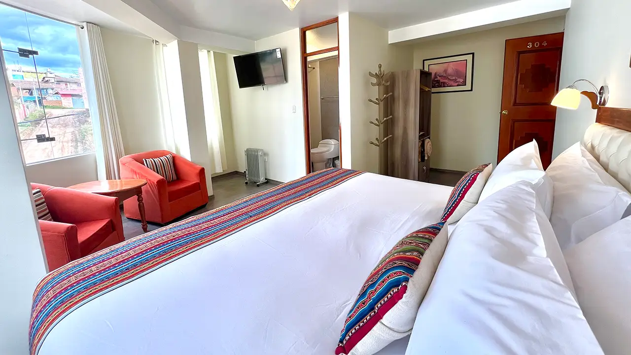 Interior de habitación elegante con decorado andino en Chinchero